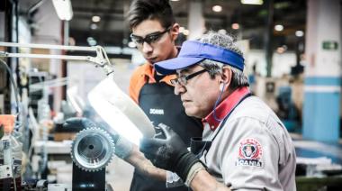 En mayo volvió a caer la industria, pero hay señales de rebote