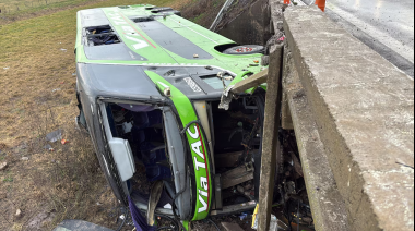 Carmen de Areco: un micro cayó de un puente en la autopista de Ruta 7 y hay varios heridos