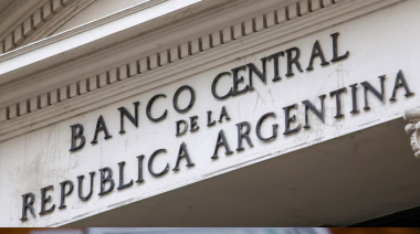 El Banco Central habilitó el pago de sueldos en dólares
