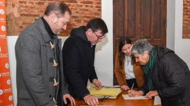 Regularización dominial: 21 familias firmaron las escrituras de sus viviendas y avanzan hacia el título de propiedad