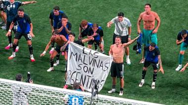 La historia de la bandera de Malvinas que terminó en manos de los jugadores argentinos