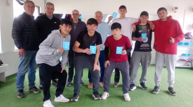 El Municipio realizó exámenes médicos y entregó Libretas Sanitarias a futbolistas de Ambos Mundos