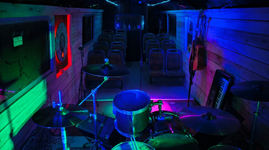 BondiBand: un colectivo abandonado se transformó en una sala íntima para disfrutar la música en vivo