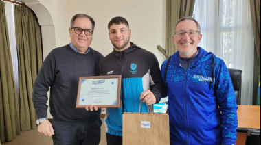 Bruno Arce, campeón nacional de lanzamiento de jabalina, fue reconocido por el Municipio de General Pinto