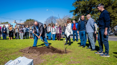 Junín celebró el Día del Árbol con la plantación de un histórico retoño del algarrobo sanmartiniano