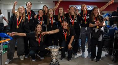 Las Leonas llegaron al país tras la histórica conquista en el Mundial de hockey