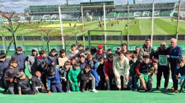 Mucho más que fútbol: Sarmiento les regaló una tarde inolvidable a los chicos
