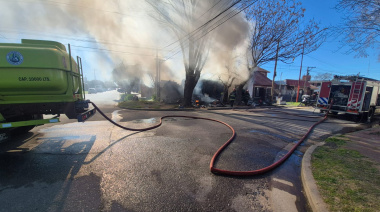 Voraz incendio en una vivienda de Junín: cinco personas fueron asistidas y hubo riesgo de derrumbe