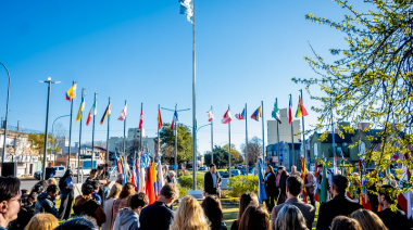 Junín celebró el Día del Inmigrante con un emotivo acto y sumó nuevas banderas en la plaza