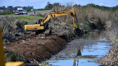 Bragado refuerza la limpieza de canales en sectores estratégicos de la Ruta 46
