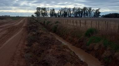 Desobstrucción de canales en los caminos rurales del distrito de Leandro N. Alem
