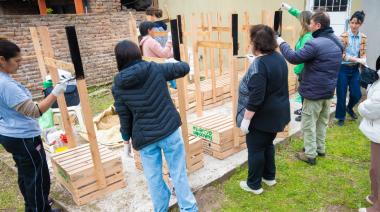 Ambiente impulsó una nueva jornada de concientización y entrega de cestos de madera recuperada