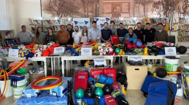 Más de 200 pelotas y nuevo equipamiento: Ameghino refuerza a sus clubes deportivos