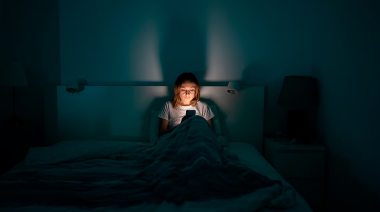 El "codo de celular" y otras lesiones silenciosas que crecen por el uso del smartphone
