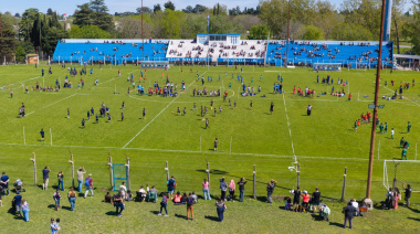 El Municipio acompañó un masivo encuentro de escuelitas de fútbol en el Club Rivadavia