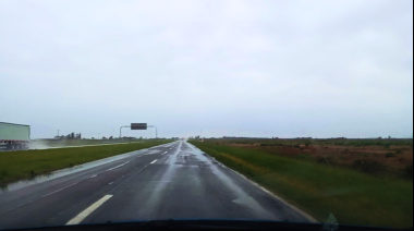 Baches, huella, hundimiento y banquina que se come la calzada: la odisea de viajar por la Autopista de Ruta 7 bajo la lluvia