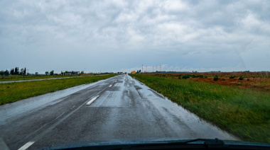 Baches, huella, hundimiento y banquina que se come la calzada: la odisea de viajar por la Autopista de Ruta 7 bajo la lluvia