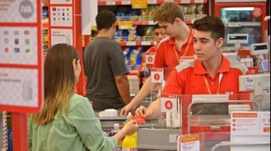 Paritaria mercantil: acordaron un aumento salarial del 5,7% y una suma extra de $50.000
