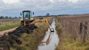 Tras las lluvias, trabajan para restablecer el camino entre Martínez de Hoz y Las Toscas