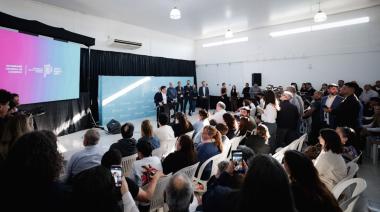 Kicillof entregó escrituras gratuitas a familias de Rivadavia