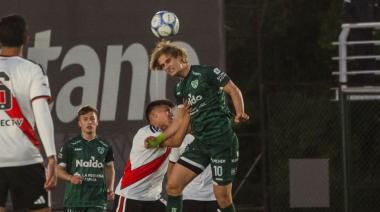Sarmiento lo pudo ganar, pero River lo golpeó sobre el final y se cortó en la punta