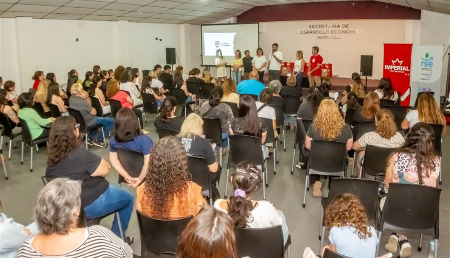 Más de 120 mujeres finalizaron el curso de pintura de obra impulsado por el Municipio y el sector privado