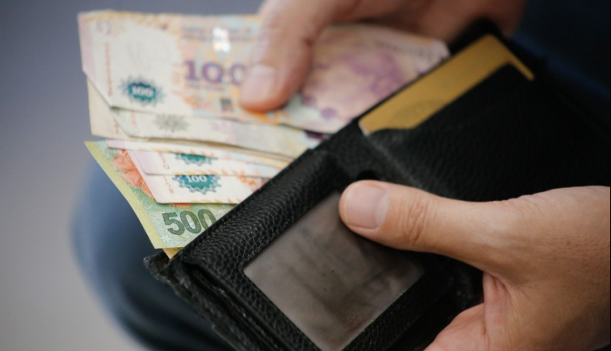 Salario mínimo: el Gobierno fijó aumentos escalonados hasta agosto de 2026