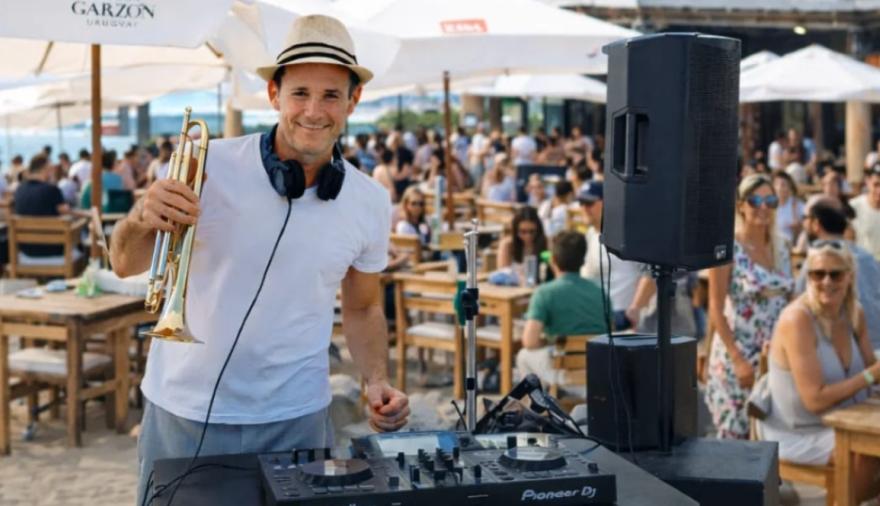 De Junín a Punta del Este: Sergio Pérez Volpin, arte, música y una temporada a puro ritmo en las playas uruguayas