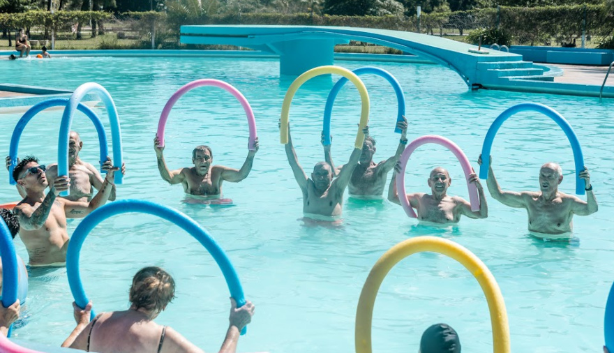 Los adultos mayores del Hogar de Día “Príncipe Di Napoli” disfrutan del natatorio durante el verano
