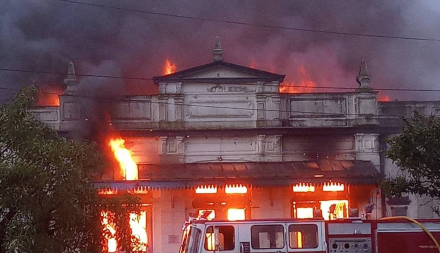 Voraz incendio en la Estación Alberdi: se quemó un trozo de historia en Leandro N. Alem