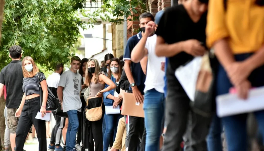 Qué relación hay entre los casi 200 mil empleos registrados perdidos y los 357 mil informales sumados