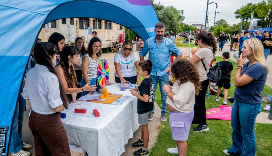 La Feria Emprendedora del 8M reunió a una multitud de vecinos en el Parque Lineal