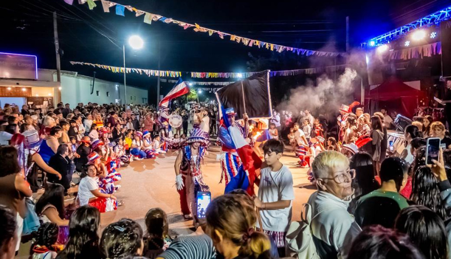 Con murgas y batucadas, cientos de vecinos disfrutaron de los corsos en el barrio Mayor López