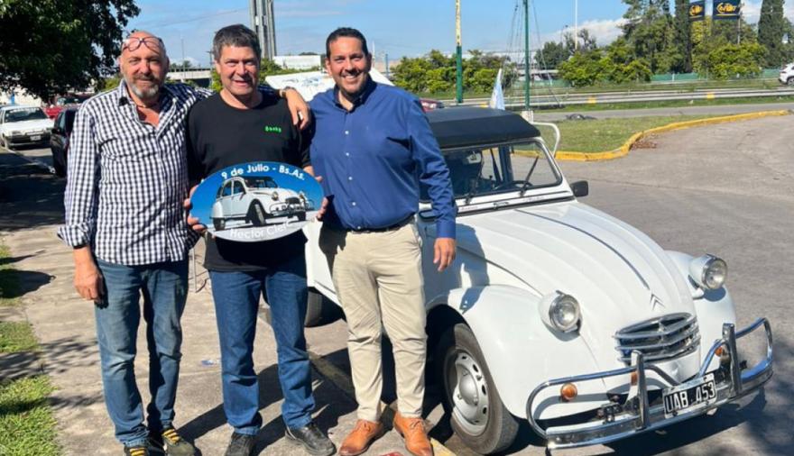 De 9 de Julio a Alaska: la travesía sin pausas de un mecánico que desafía al continente en un Citroën 3 CV