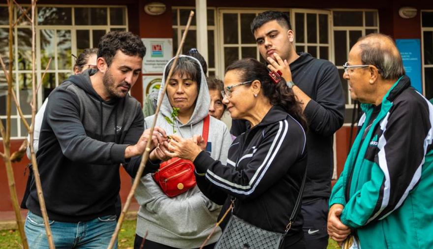 El Gobierno de Junín dictó un taller de poda y manejo otoñal de árboles frutales