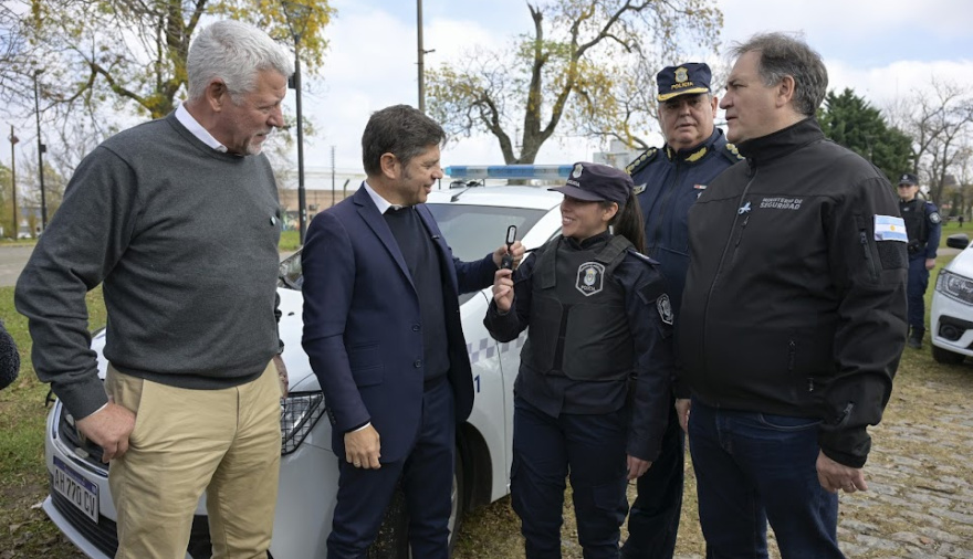 Kicillof entregó nuevos patrulleros y motos en Pergamino