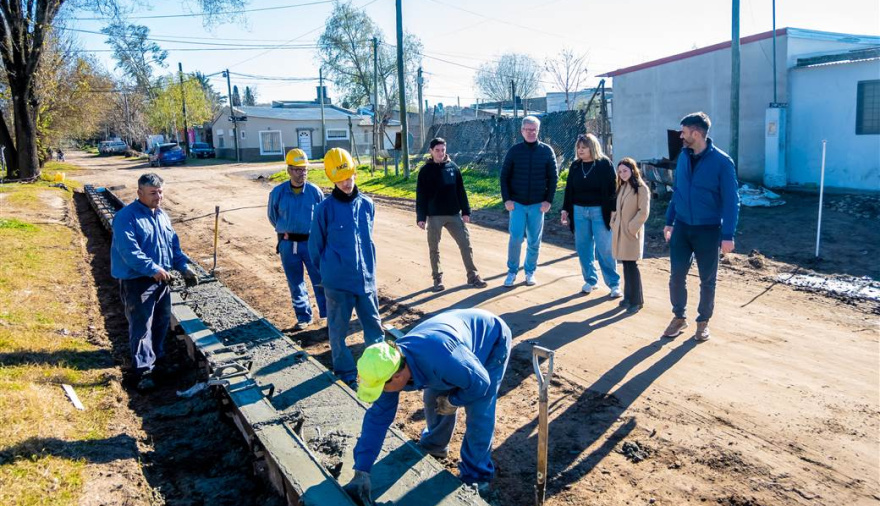 Avanzan las obras de cordón cuneta en Los Almendros