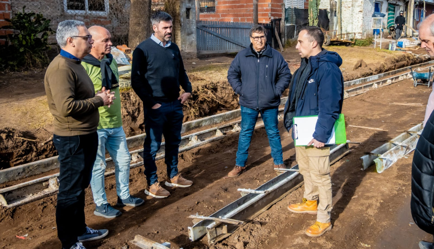 El Gobierno de Junín ejecuta cordón cuneta junto al consorcio vecinal del barrio Güemes