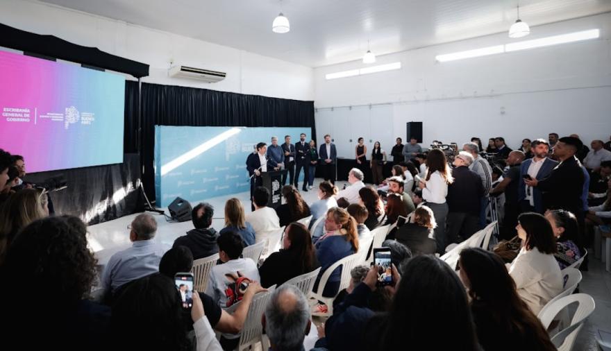 Kicillof entregó escrituras gratuitas a familias de Rivadavia