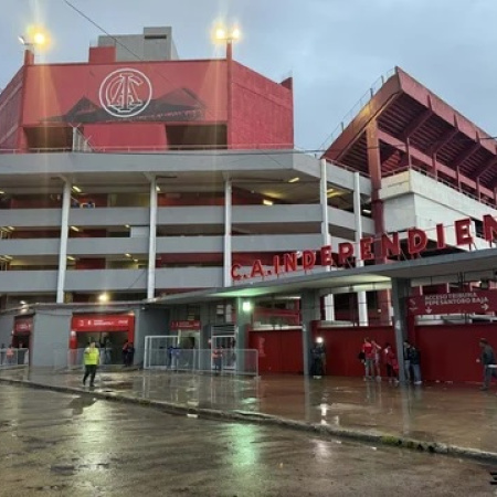 Pintadas contra dirigentes, representantes y hasta periodistas en la cancha de Independiente en la previa del partido ante Sarmiento