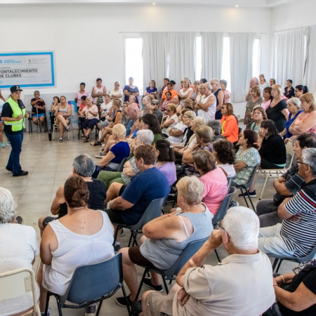 Los adultos mayores de la colonia de verano municipal recibieron una capacitación de seguridad vial