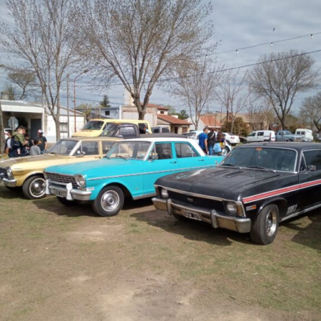 Encuentro de autos clásicos para recaudar útiles escolares