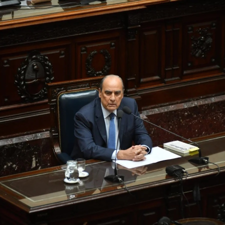 Guillermo Francos negó una devaluación al defender el plan económico y pidió sancionar la ley antibarras