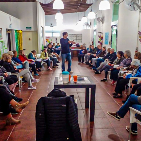 El Dispositivo municipal sobre consumo problemático brindó una charla en el Centro de Día Los Naranjos