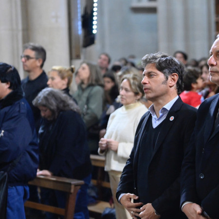 Kicillof participó de la misa en la Catedral de La Plata en honor al Papa Francisco
