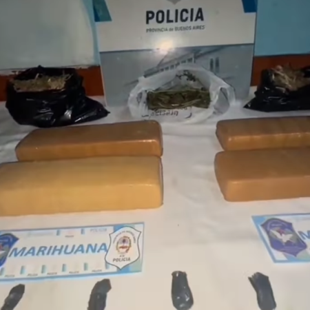 Incautan dos kilos de marihuana, medio de cocaína y armas de fuego: dos detenidos y un prófugo