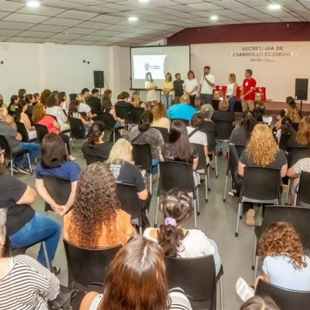 Más de 120 mujeres finalizaron el curso de pintura de obra impulsado por el Municipio y el sector privado