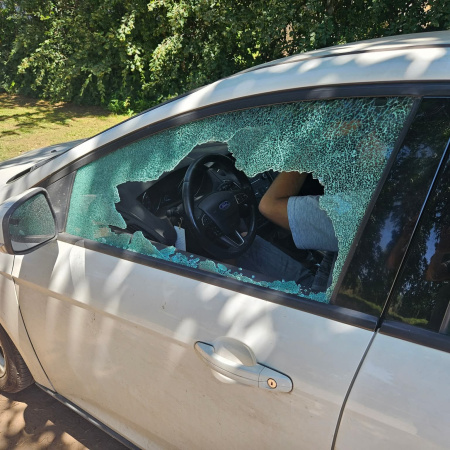 Laguna de Gómez: piedra voló desde una máquina de cortar pasto y rompió el vidrio de un auto