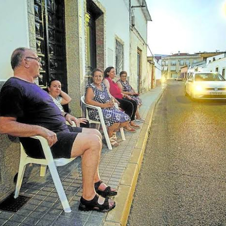 Cuando la vereda se vuelve living: la tradición de sacar la silla al fresco
