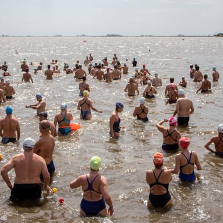 Unos 150 nadadores participaron de una nueva edición del “Cruce Chico” en la Laguna de Gómez